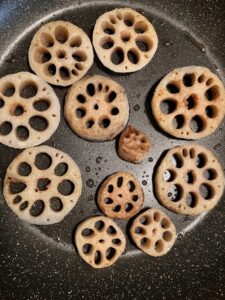 フライパンでれんこんステーキを作っているところ