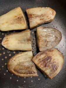 白なすのステーキをフライパンで焼いているところ
