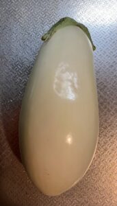 らでぃっしゅぼーやお試しセットで届いた白なすを袋から出したところ